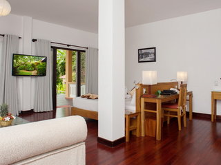 Suite river room