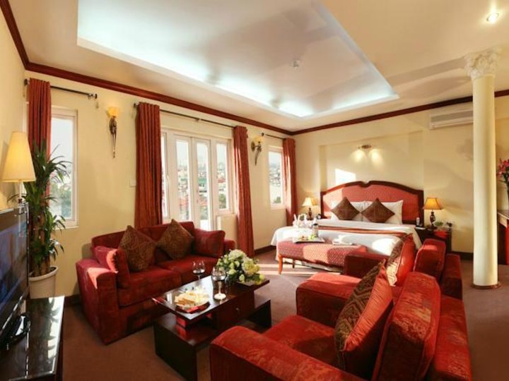 Hoa Binh Palace 